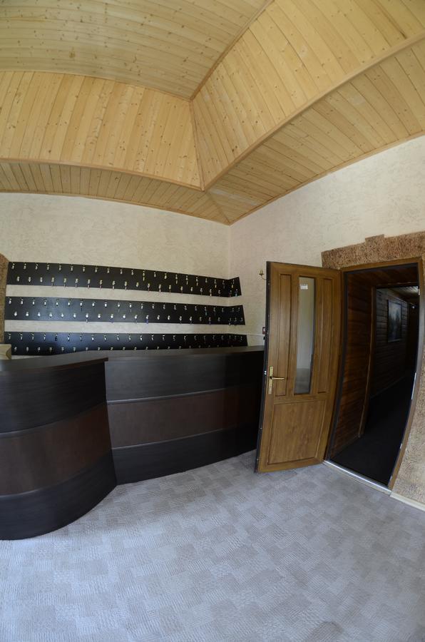 Curtea Boierului Hotel Peresecina Экстерьер фото