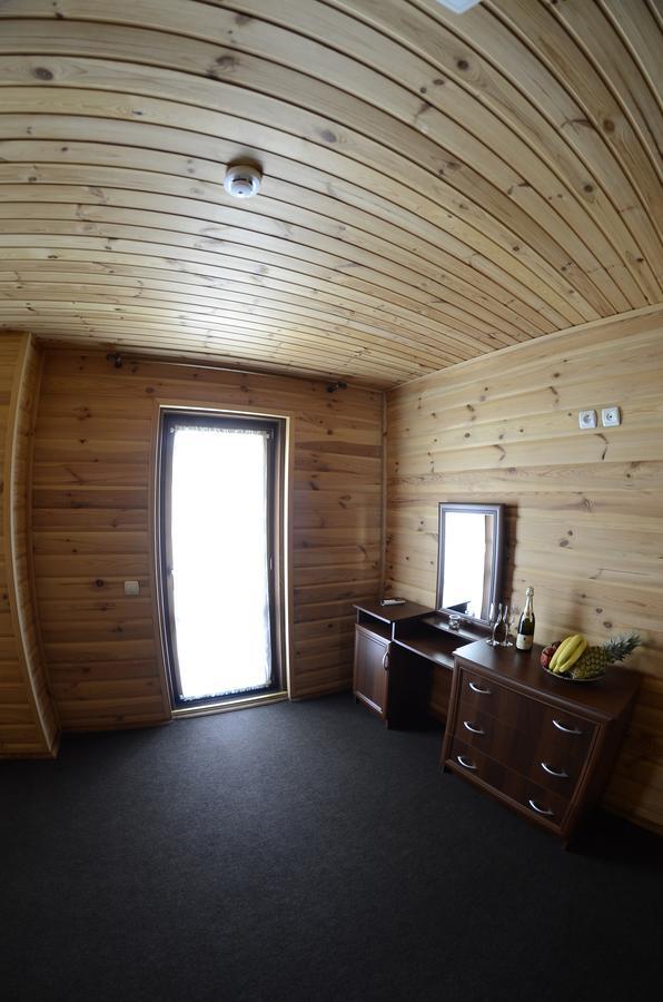 Curtea Boierului Hotel Peresecina Экстерьер фото